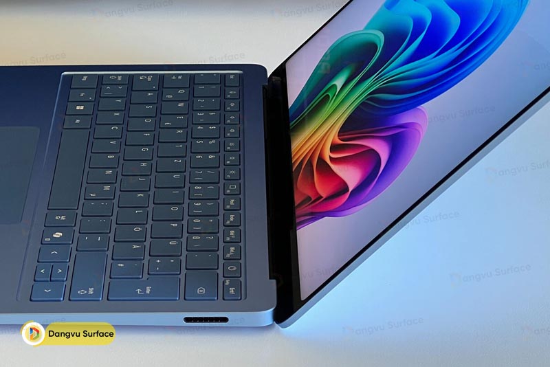 Hệ thống loa Surface được bố trí ngay dưới bàn phím cho chất lượng âm thanh khá hay