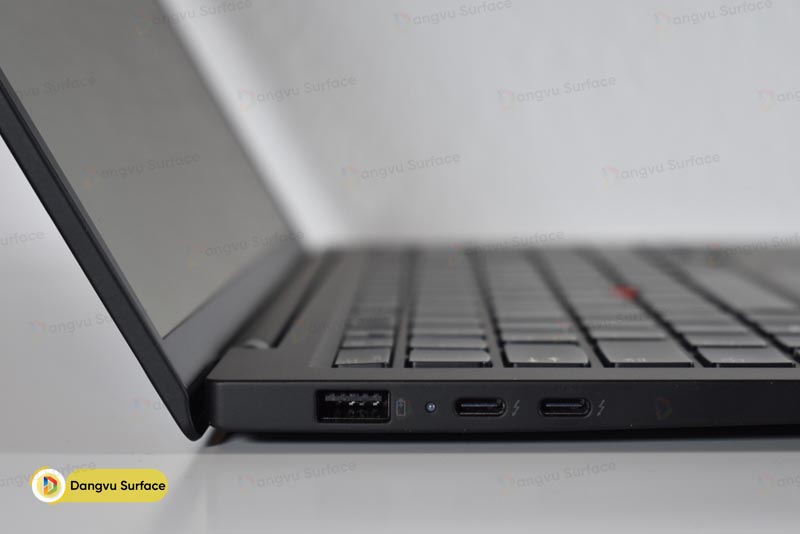 Cổng kết nối ở cạnh trái X1 Carbon