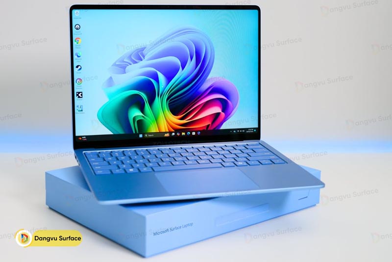 Surface Laptop 7 nặng khoảng 1,3 kg, dễ dàng mang theo bên mình