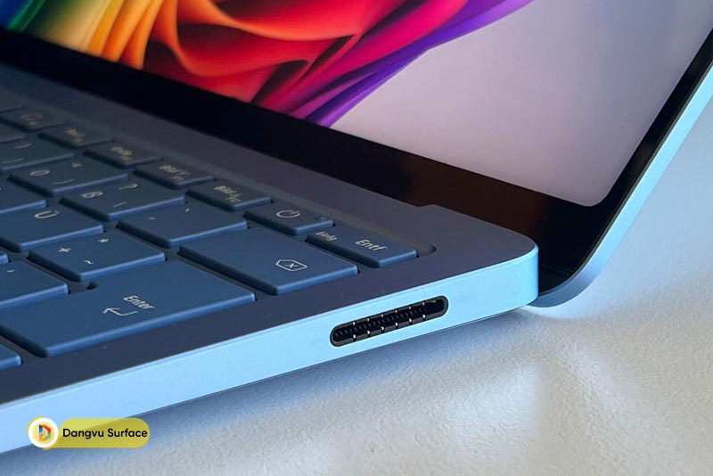 Cổng Surface Connect được bố trí riêng bên cạnh trái Laptop 7