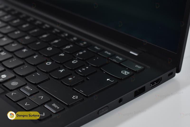 Cổng kết nối ở cạnh phải X1 Carbon