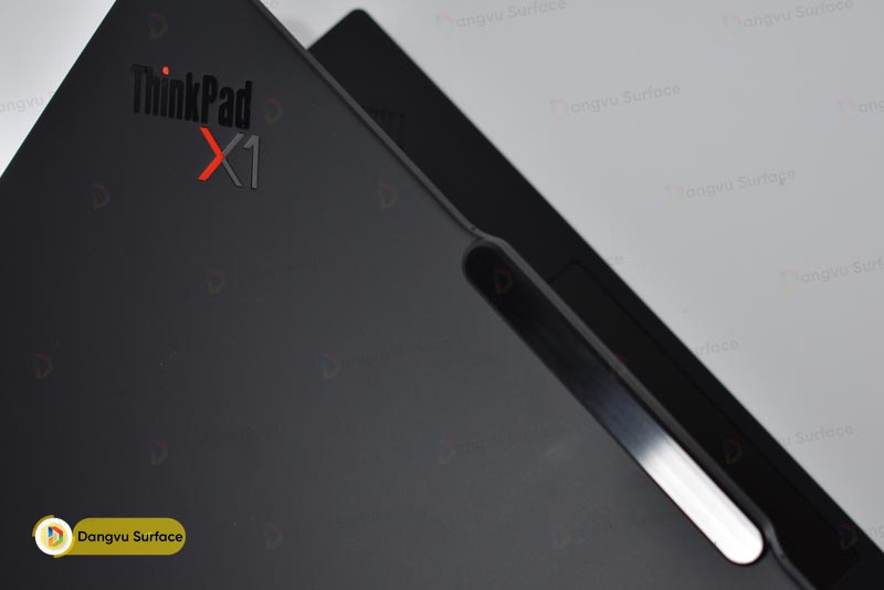 Logo ThinkPad X1 nổi bật ở một góc trên nắp máy