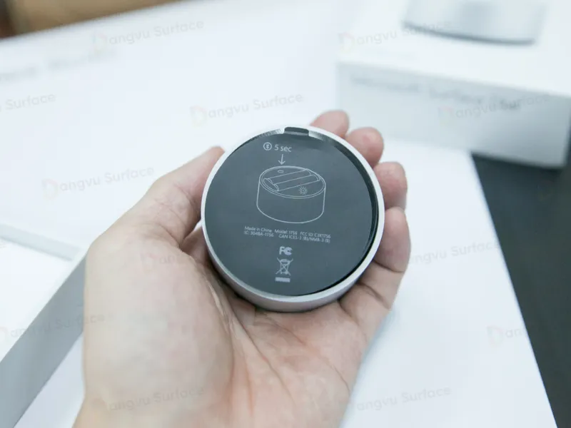 Phần đế được trang bị chất liệu bám dính đặc biệt