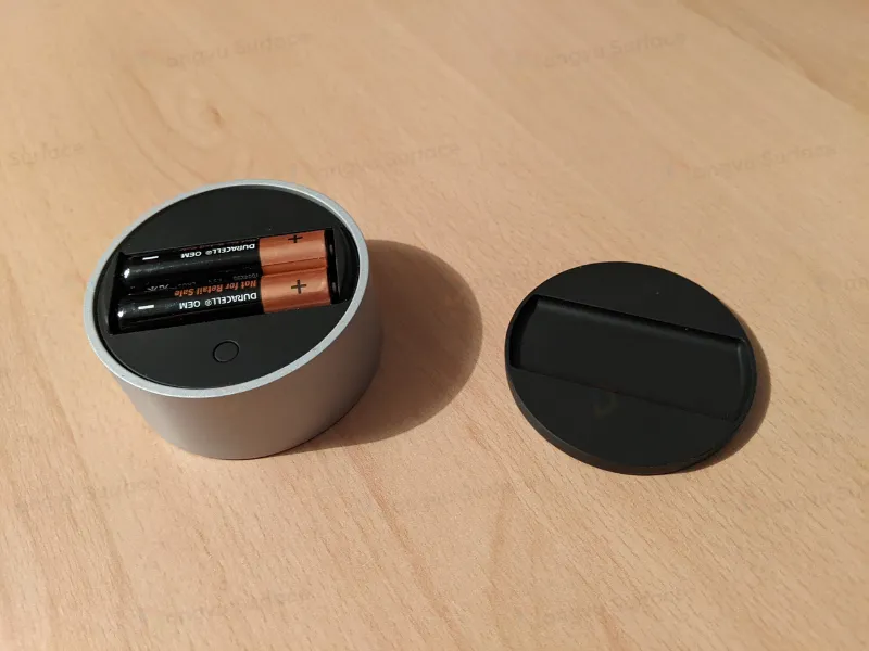Surface Dial sử dụng hai viên pin AAA nằm ở chân đế
