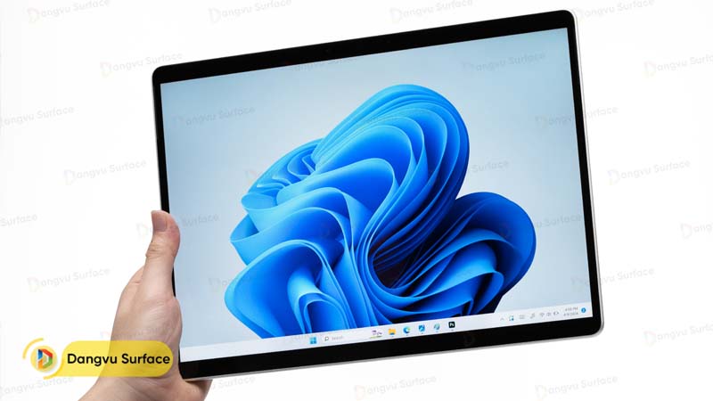 Surface Pro 10 sở hữu kích thước là 287 x 209 x 9.3 mm và trọng lượng chỉ 879 gram