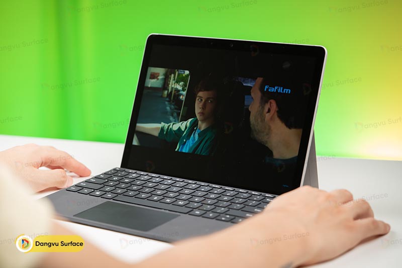 Microsoft hướng sản phẩm Surface Go đến đối tượng khách hàng là học sinh, sinh viên