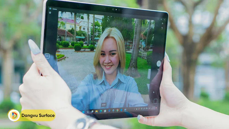Surface Pro 10 được tích hợp camera trước có độ phân giải 1080p