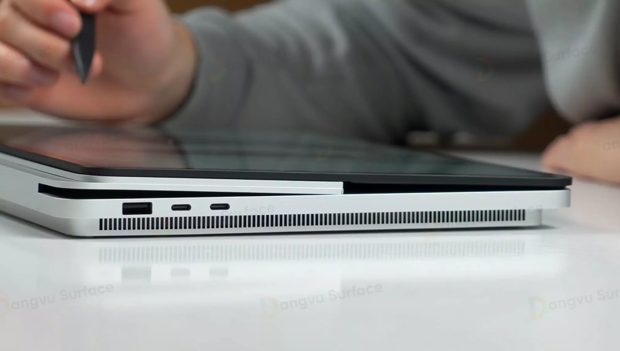 Cổng kết nối trên Laptop Studio 2