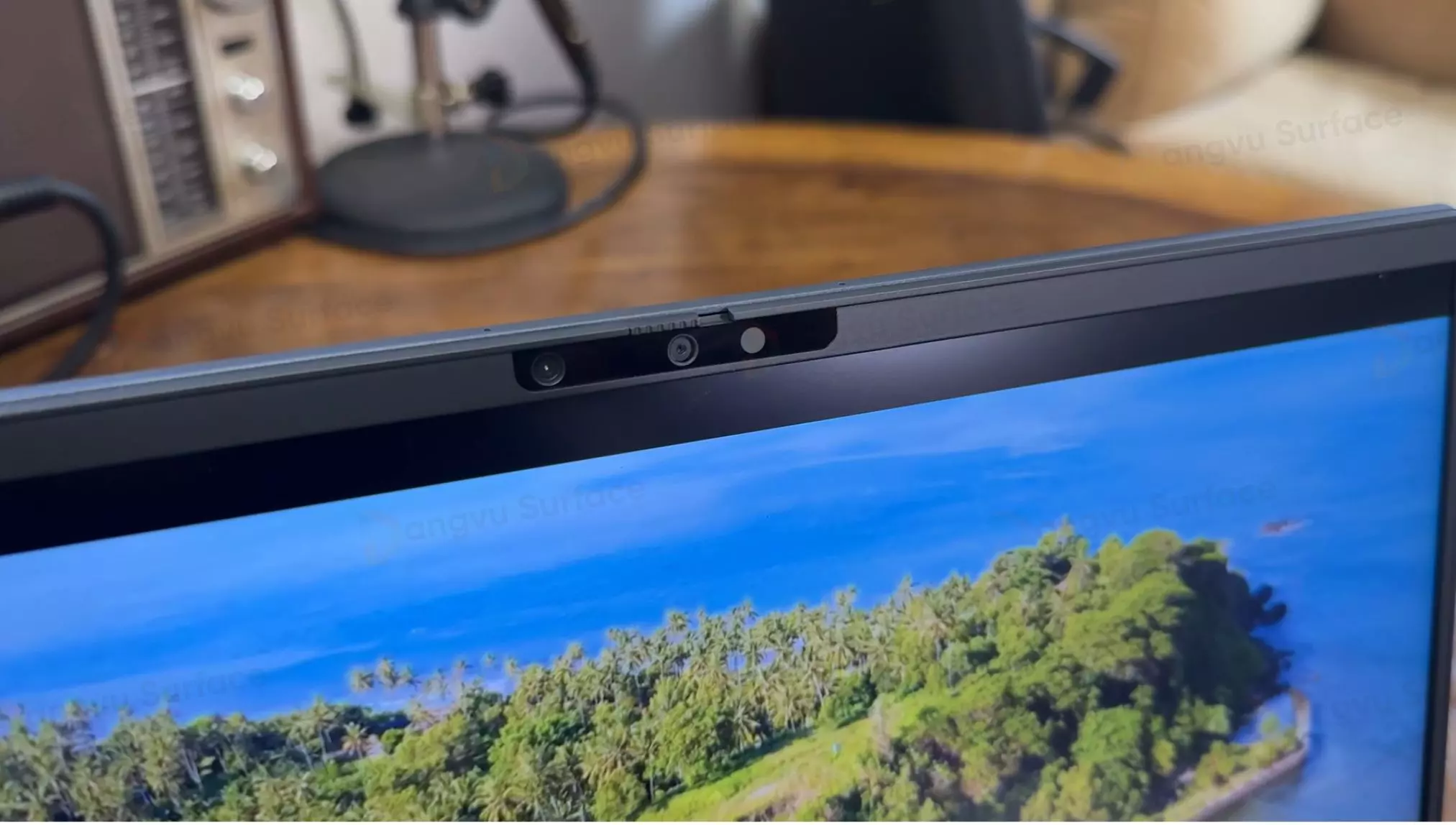 Latitude 7450 sở hữu camera tích hợp màn trập 