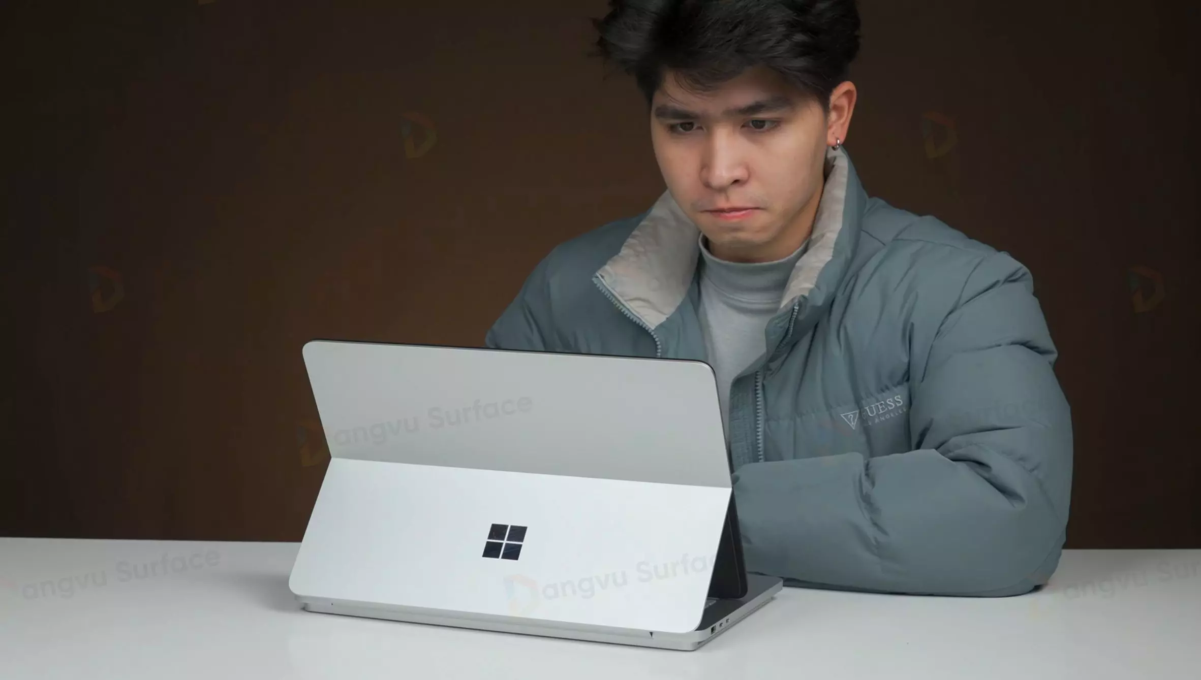 Sử dụng Laptop Studio 2 ở chế độ Studio