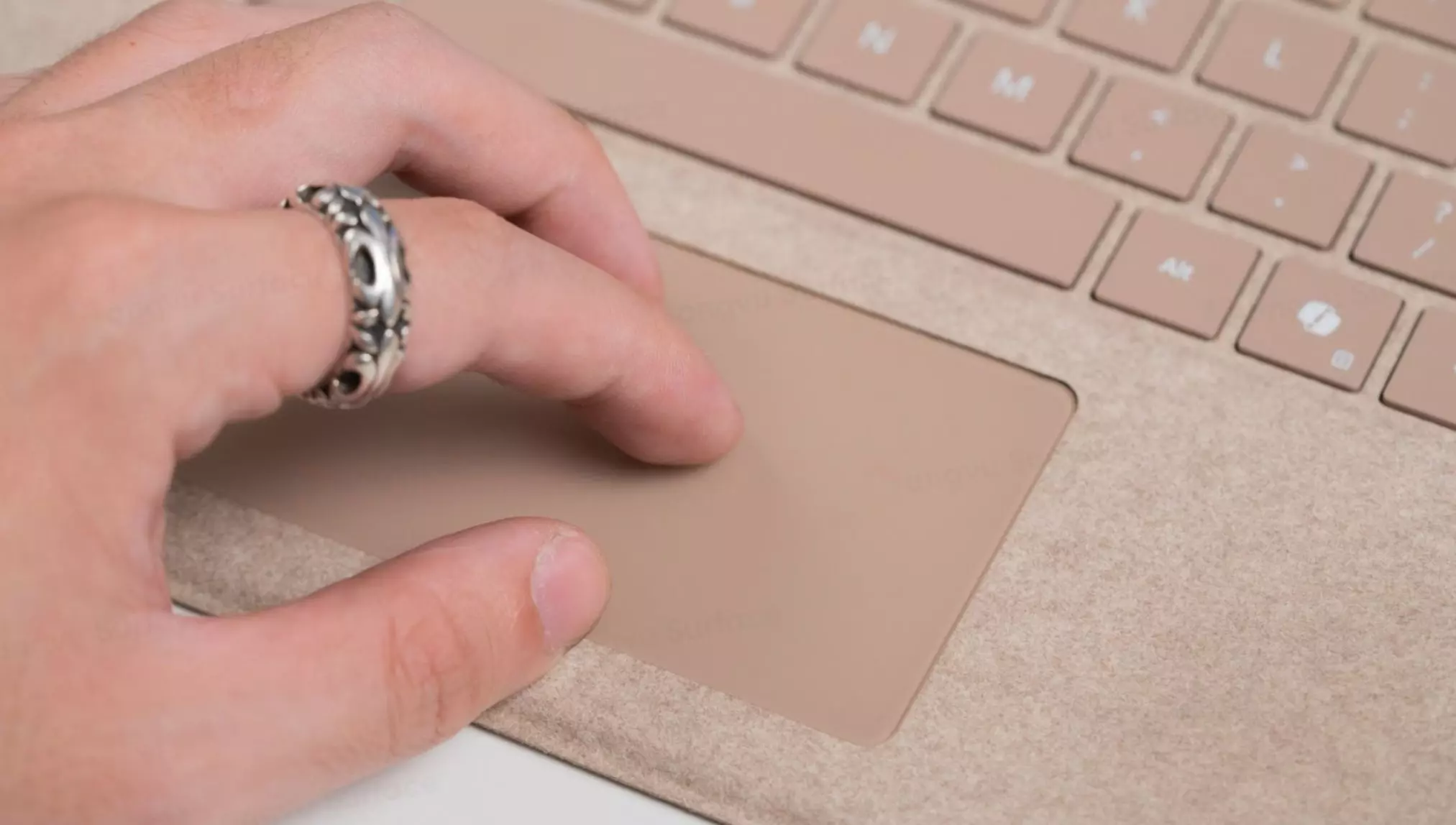 Trackpad được trang bị công nghệ Haptic Touch hiện đại