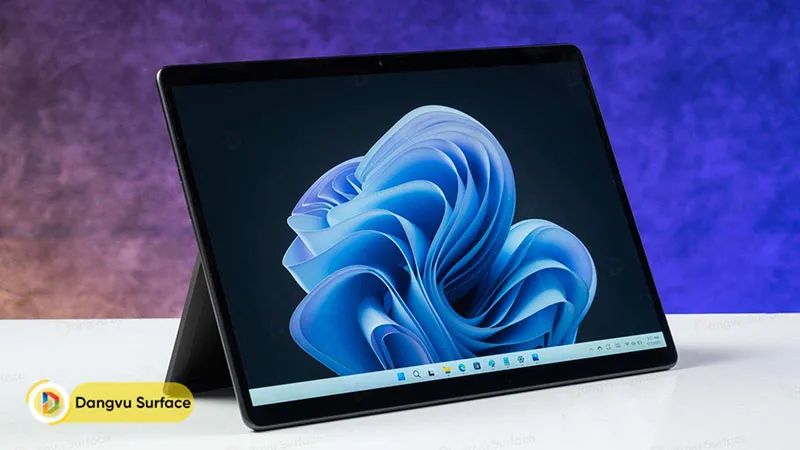 Surface Pro 10 được Microsoft sử dụng màn hình cảm ứng 10 chạm với kích thước 13”