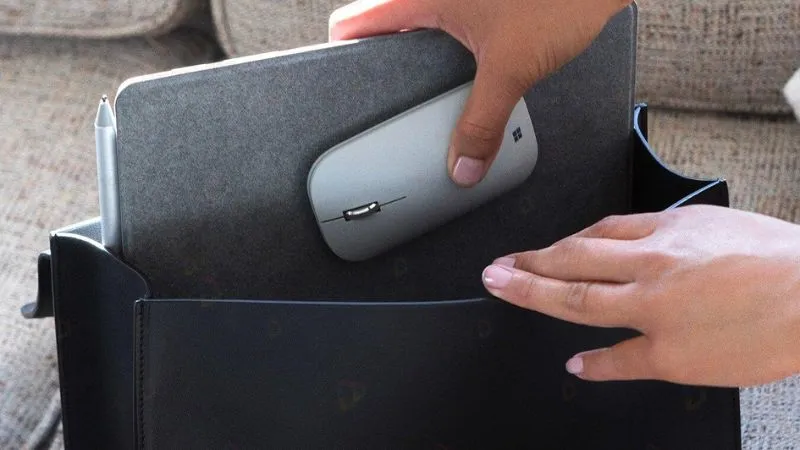 Những người cần sự gọn nhẹ nên lựa chọn sử dụng chuột Surface Mobile 