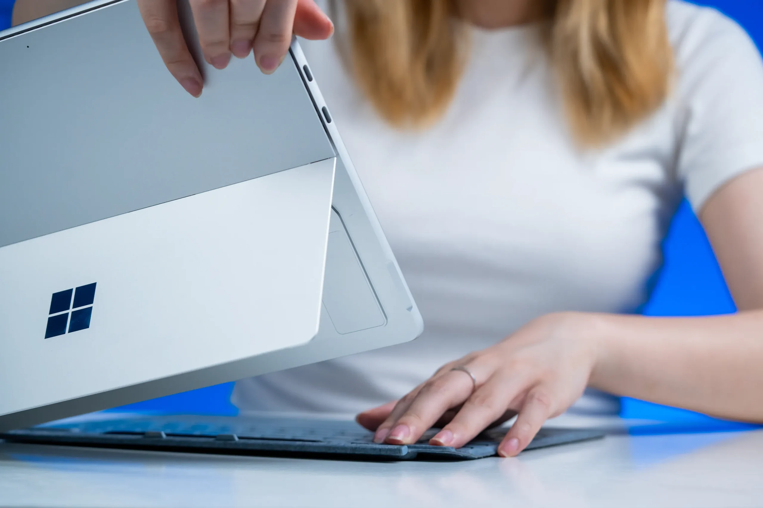 Chân đế kickstand trên Surface Pro 9