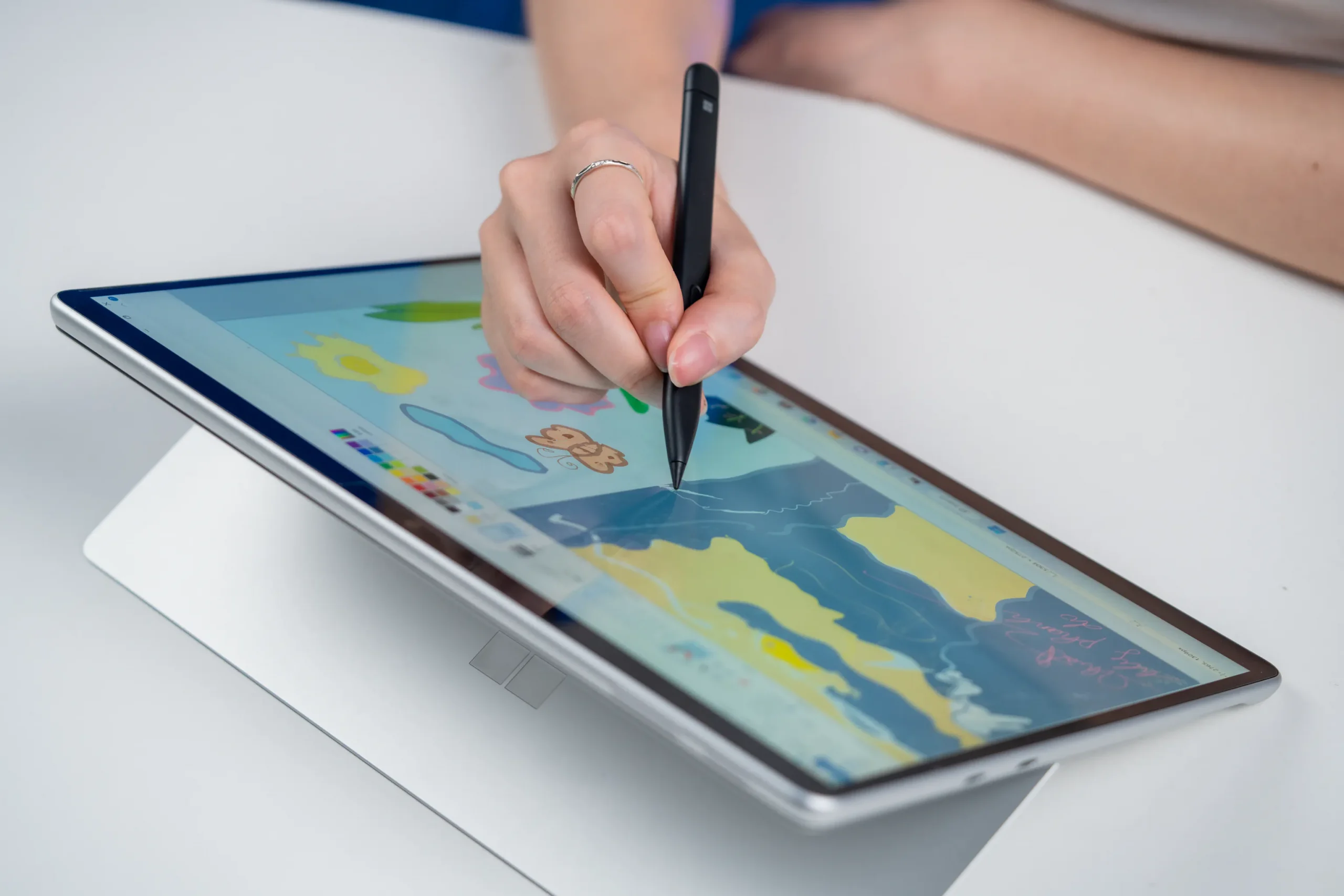 Dùng Pen trên Surface Pro 9 rất vui vẻ