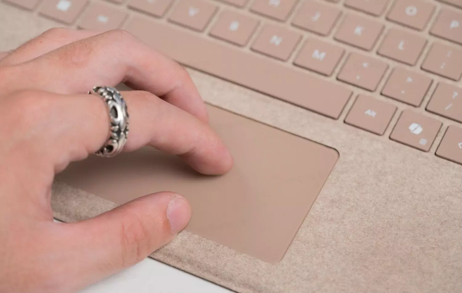 Trackpad kích thước đủ lớn, thao tác mượt mà 
