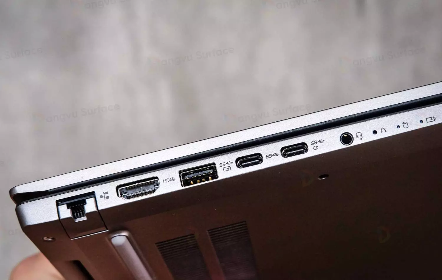 Laptop văn phòng cần có một số cổng kết nối cơ bản như USB-A, USB-C,...