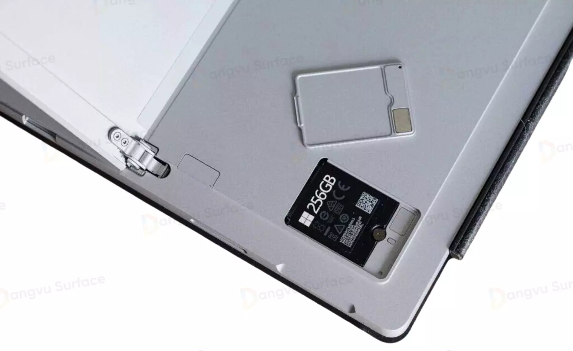 Tùy chọn ổ nhớ SSD 256GB phù hợp với mức lưu trữ dữ liệu cơ bản