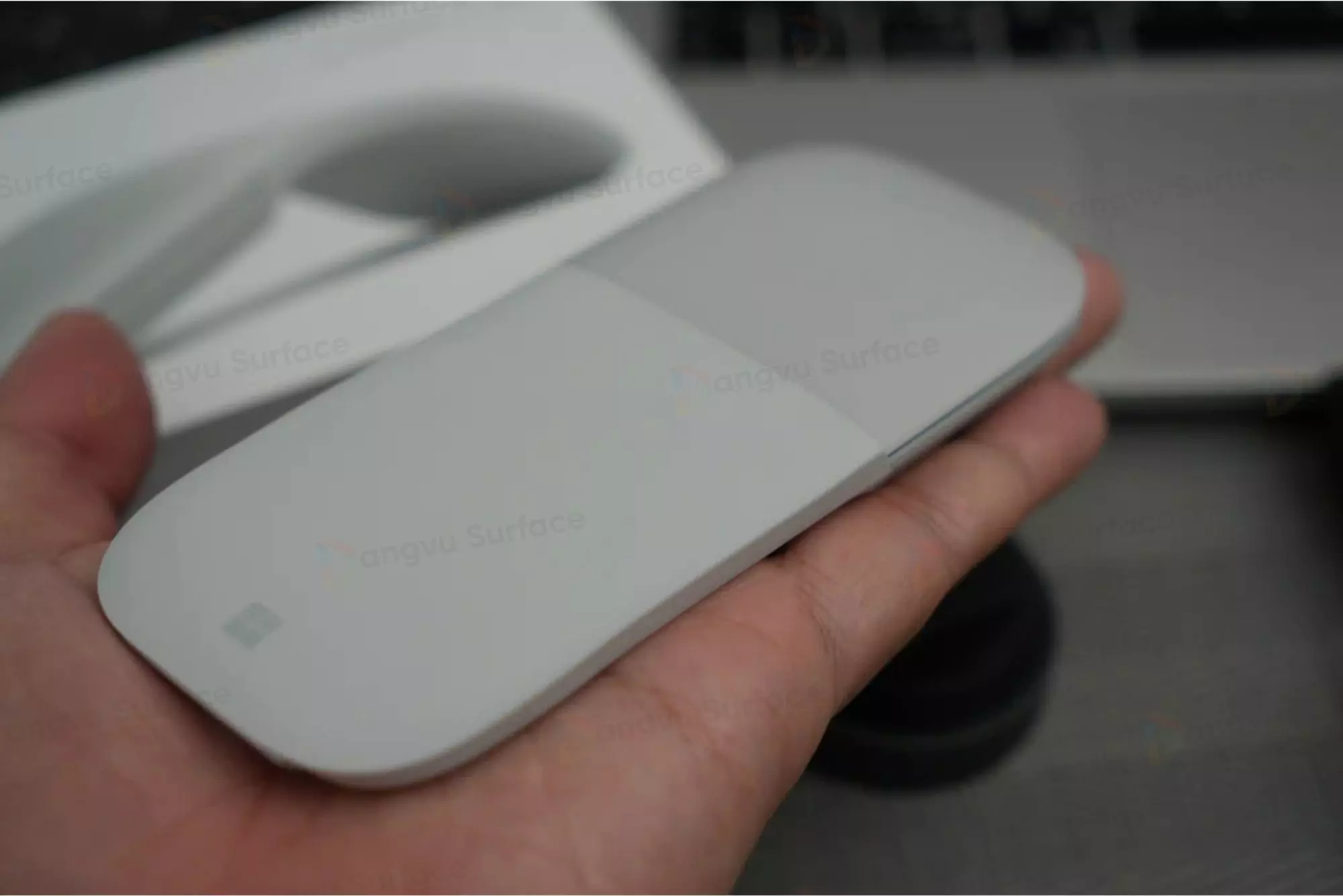 Sử dụng chuột Surface Arc trong lâu có thể gây mỏi tay