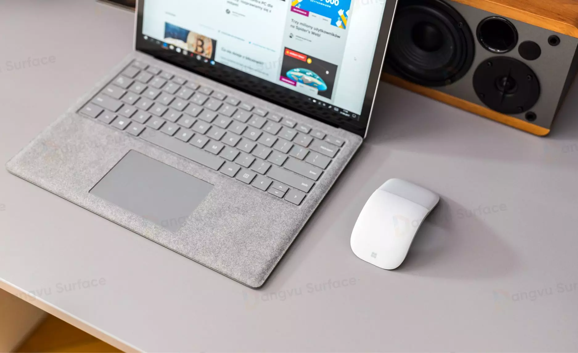Chuột Surface Arc có thể hoạt động mượt mà trên nhiều bề mặt
