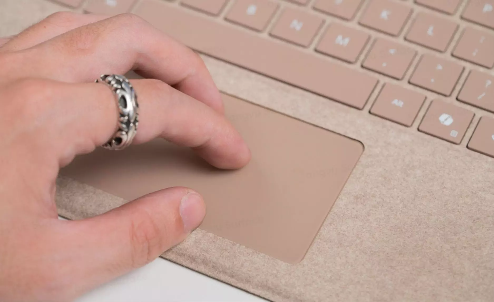 Trackpad lớn hơn, tích hợp công nghệ Haptic Touch hiện đại