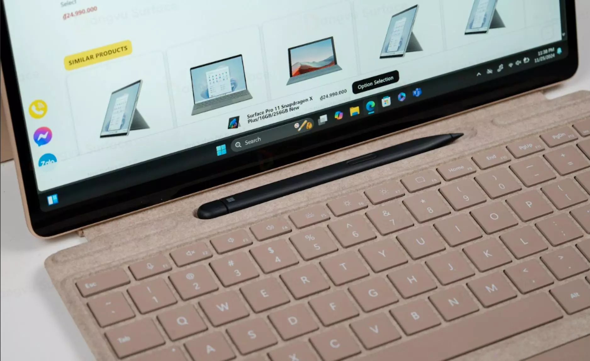 Bàn phím được tích hợp thêm khe sạc và đựng bút Surface Slim Pen 2 