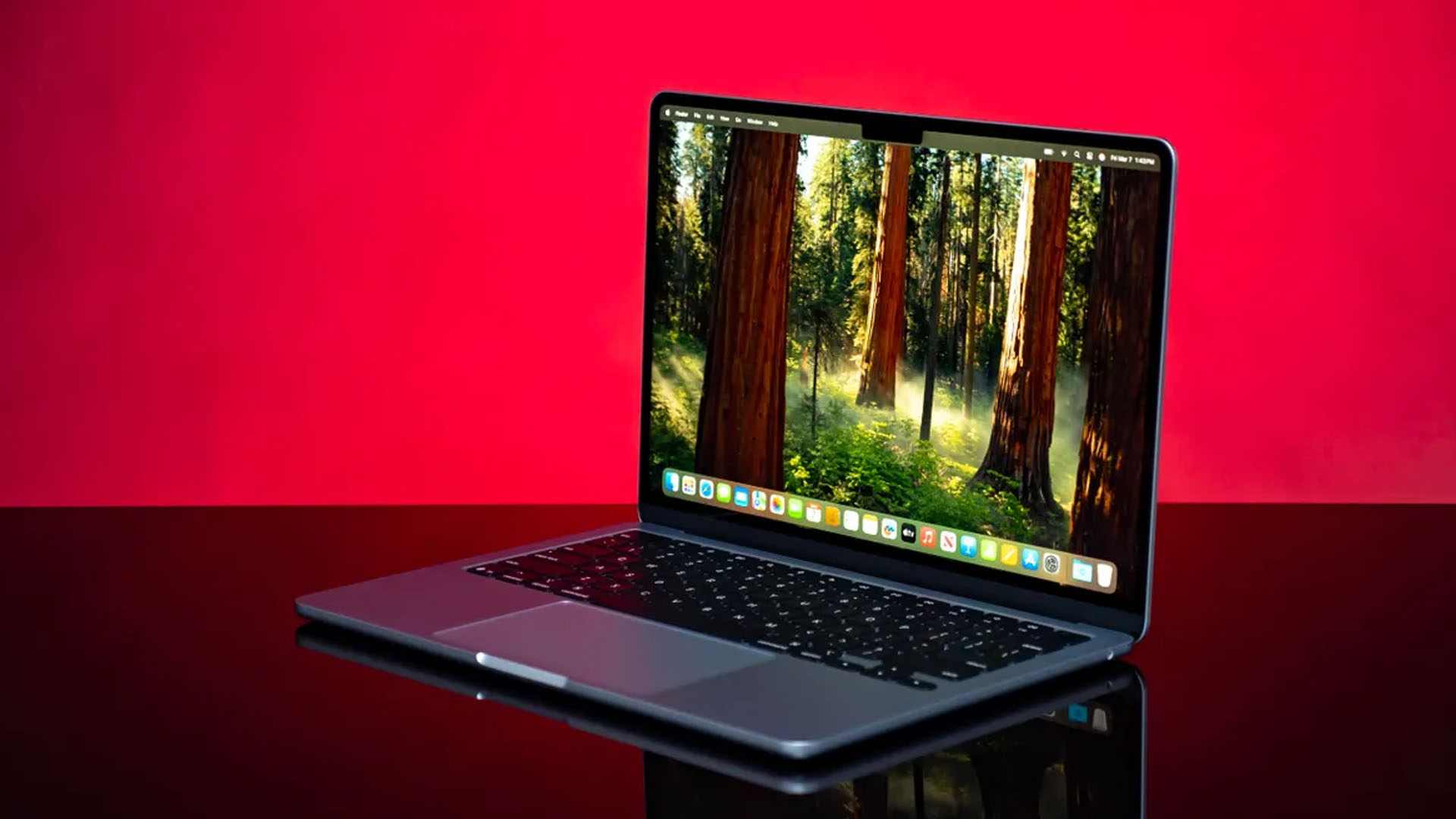 Cả 2 máy đều được tích hợp bàn phím vật lý gắn cố định vào màn hình máy tính