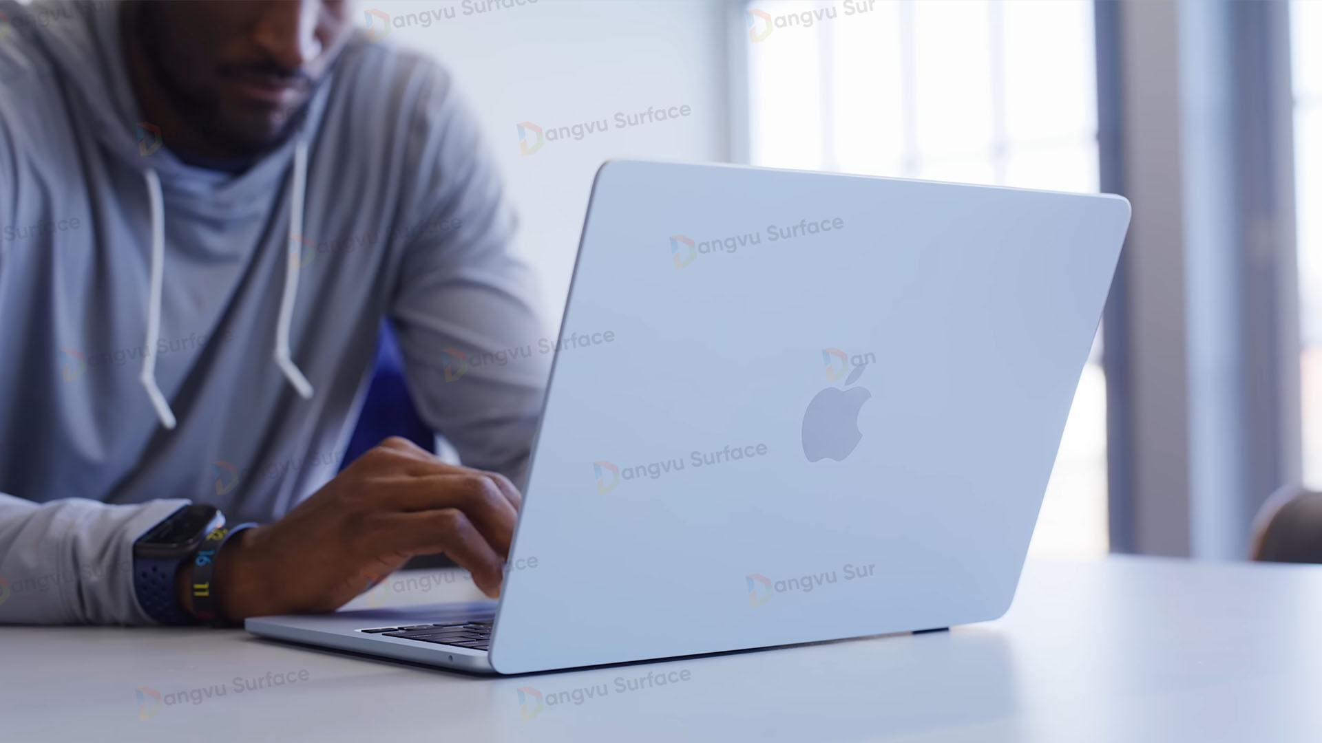 Apple thì MacBook Air M4 có thể duy trì thời lượng pin lên đến 18 tiếng khi xem video và 15 tiếng khi lướt web thông thường