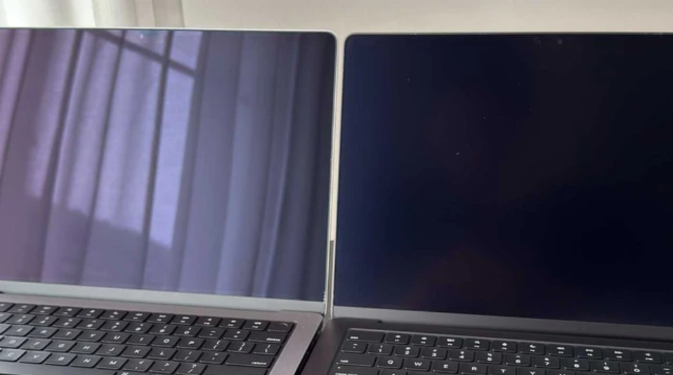 MacBook Air 4 dù cho cũng là màn hình glossy nhưng lại được hãng Apple trang bị thêm 1 lớp phủ chống chói cao cấp