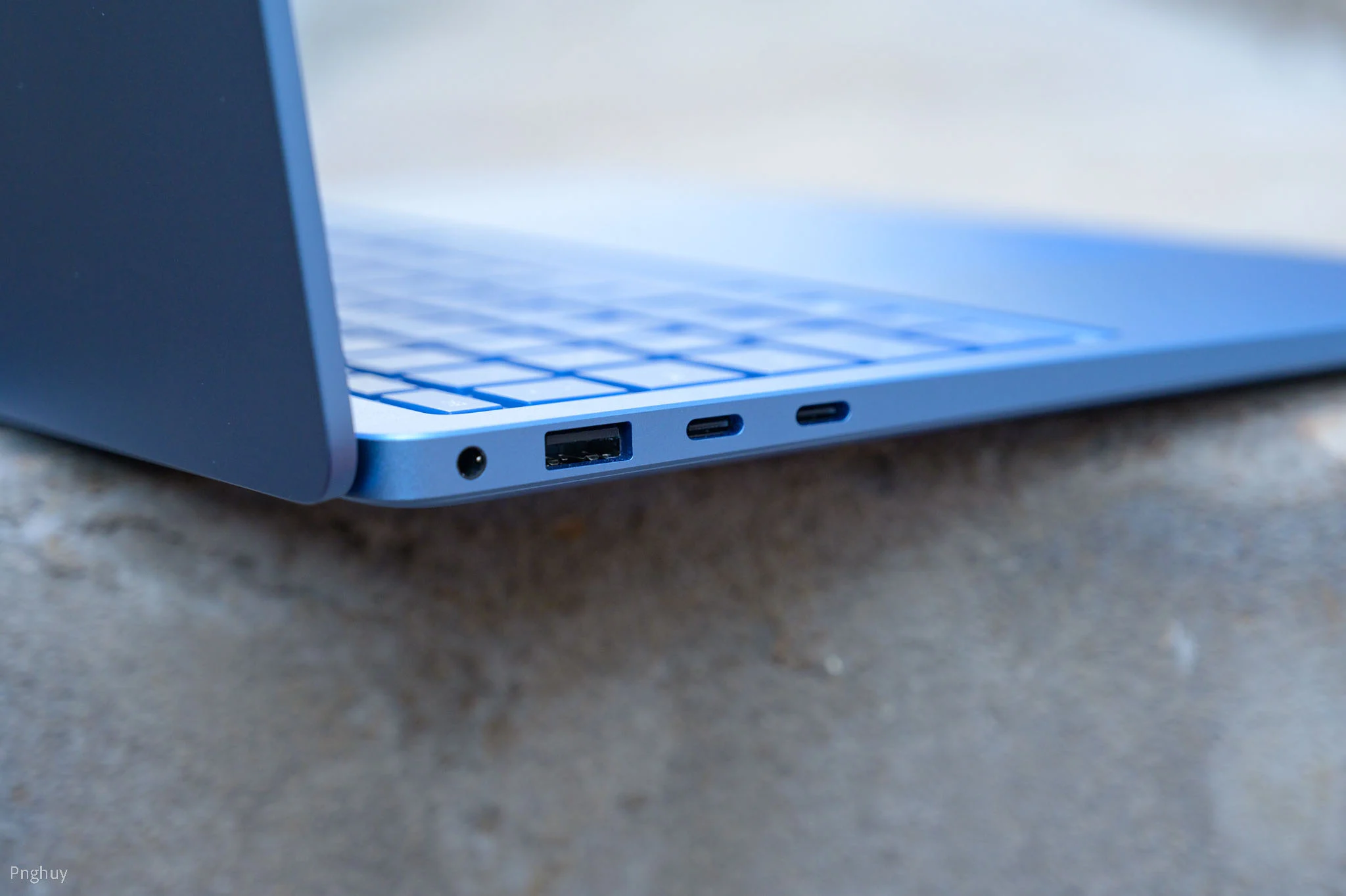 Cổng kết nối trên Surface Laptop 7