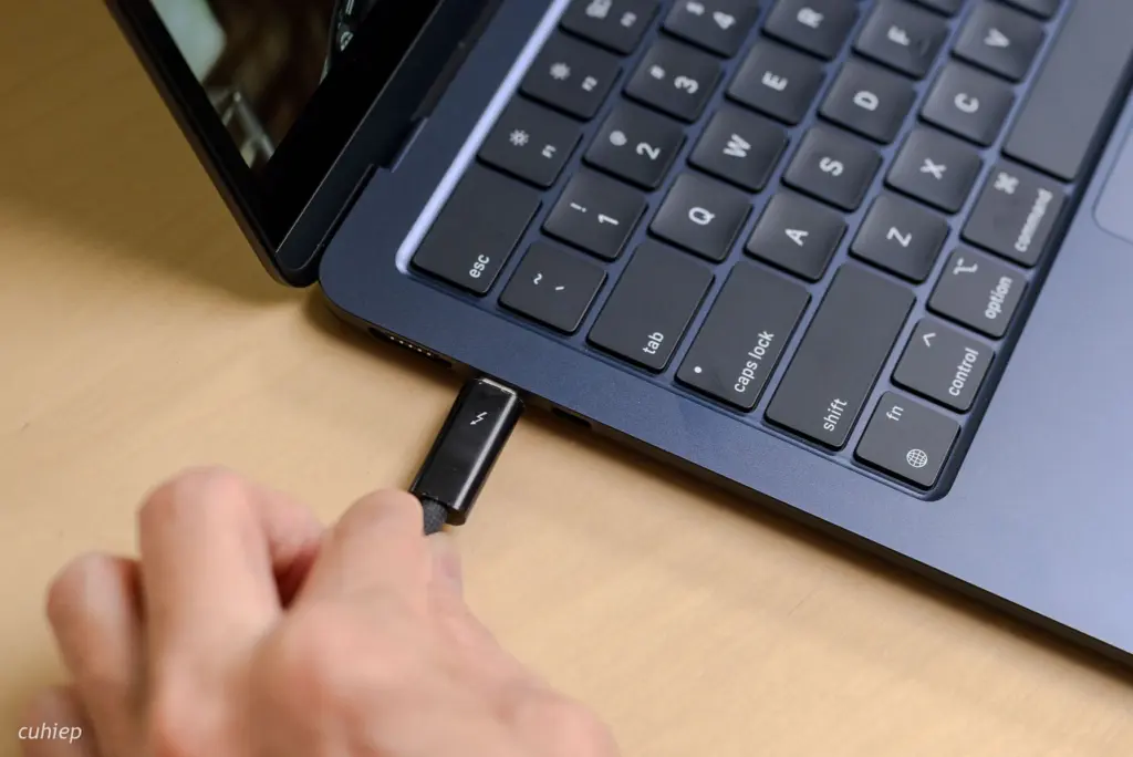 Macbook Air 4 được tích hợp cổng sạc với adapter 70W giúp hỗ trợ sạc nhanh 50% pin chỉ trong 30 phút sạc