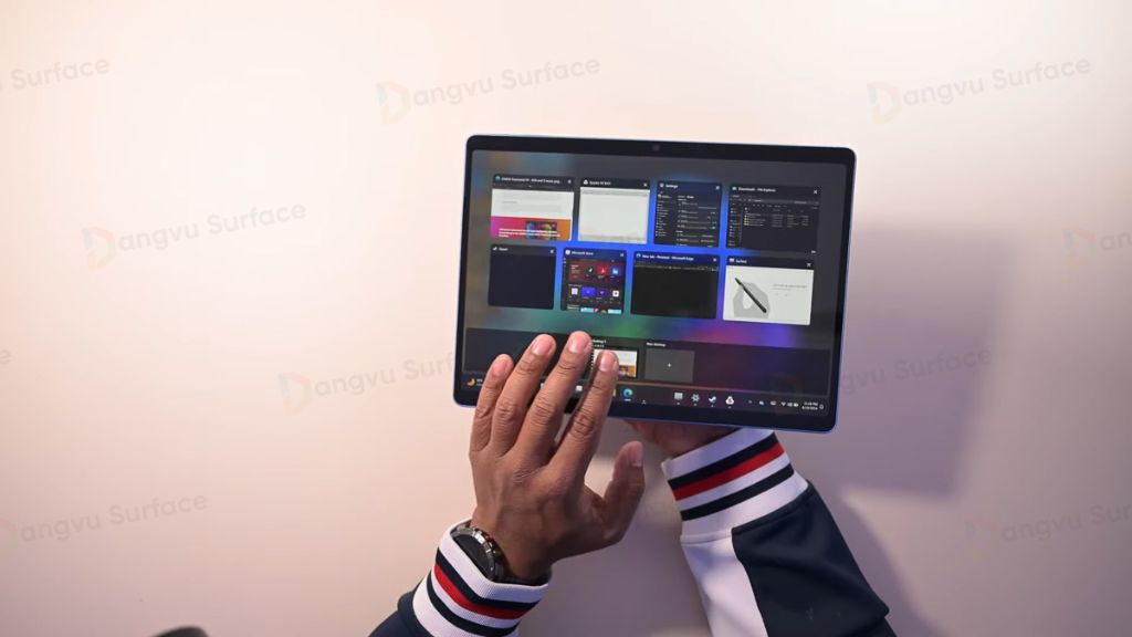 Cả 2 phiên bản đều được trang bị màn hình 13 inch với độ phân giải 2880×1920 pixel