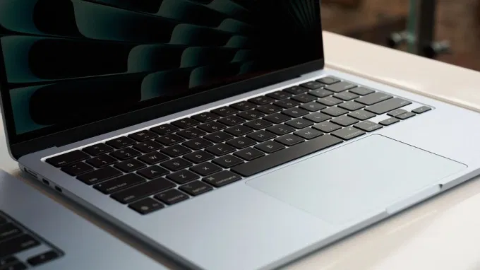 Macbook Air 4 mang đến cho mọi người trải nghiệm gõ phím êm ái kết hợp độ nảy vừa phải
