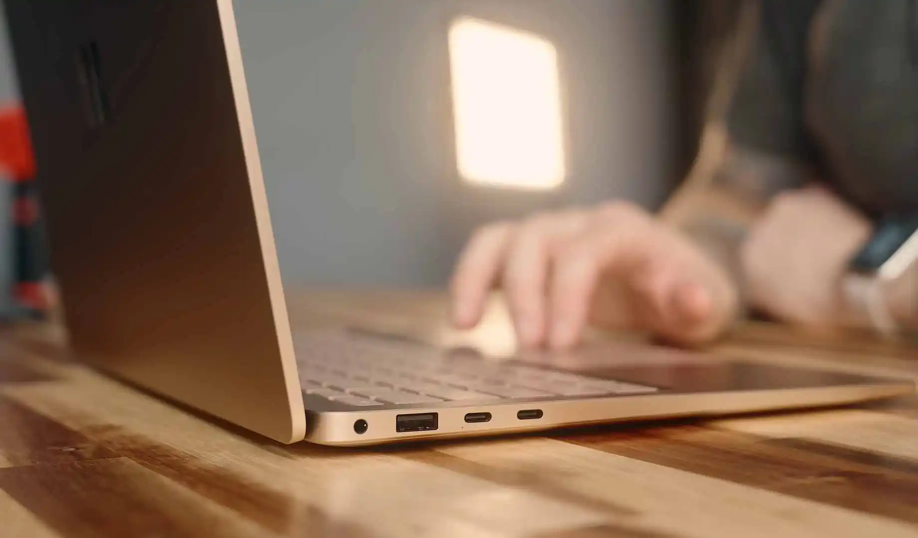 Surface Laptop 7 được hỗ trợ sạc nhanh và sạc thông qua cổng Surface Connect hay trực tiếp qua cổng USB- Type C Power Delivery