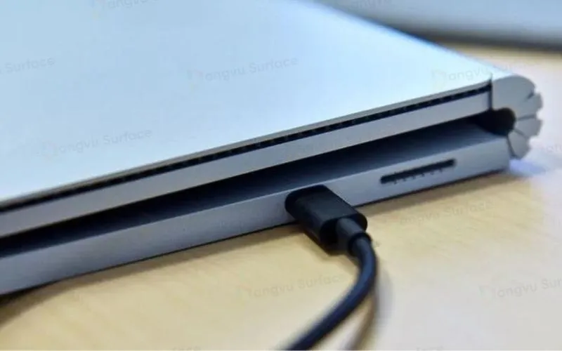 Người dùng nên ngắt mọi phụ kiện và khởi động lại máy Surface