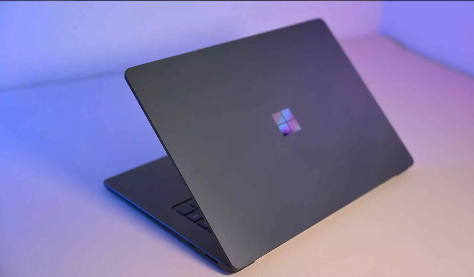 Mặt dưới của thế hệ thứ 7 Surface Laptop được vát nhẹ nhàng