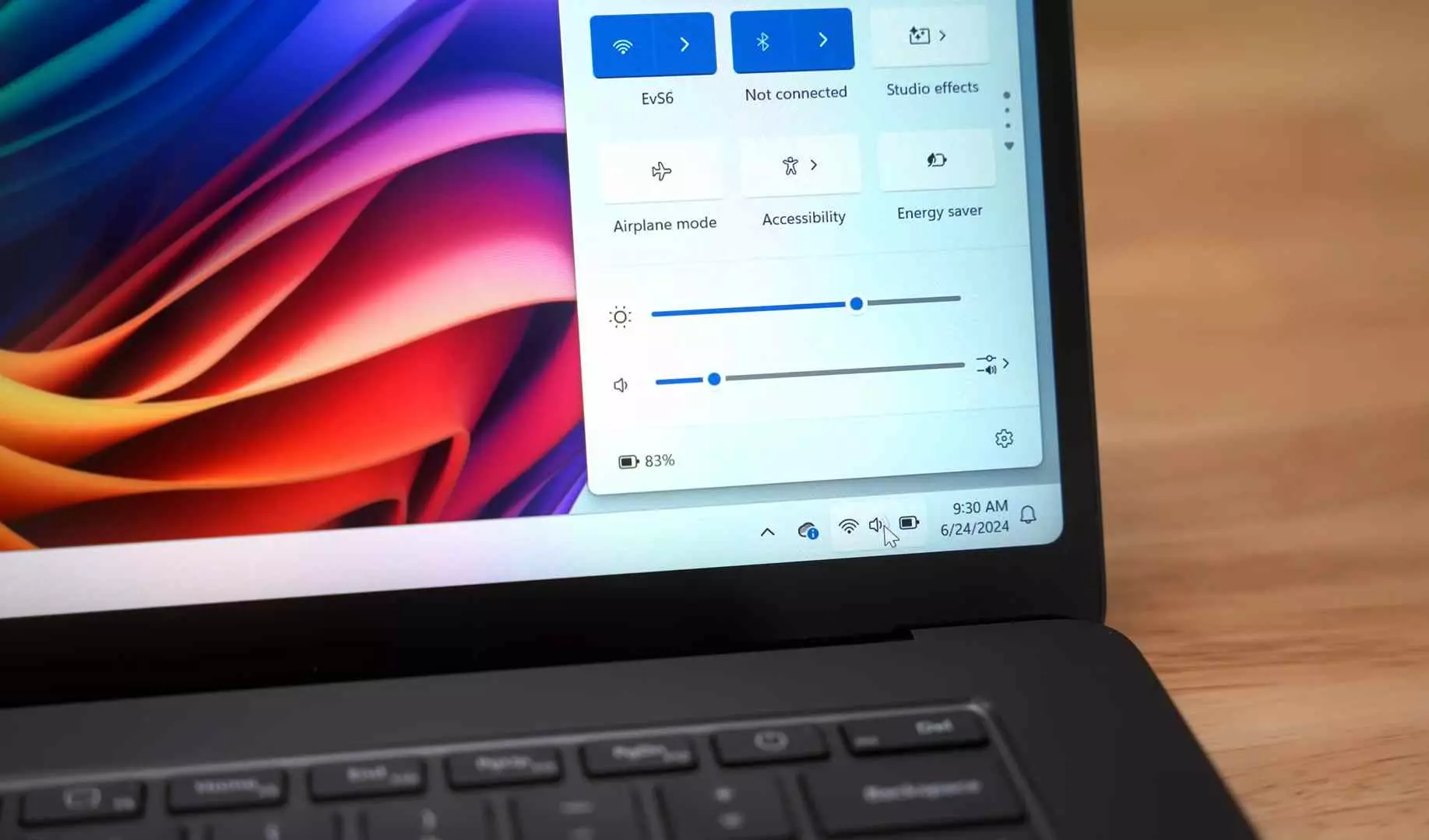 Surface Laptop gen 7 duy trì trong 14 tiếng khi sử dụng nhiều tác vụ + lướt web với điều kiện độ sáng màn hình chỉ 150 nits