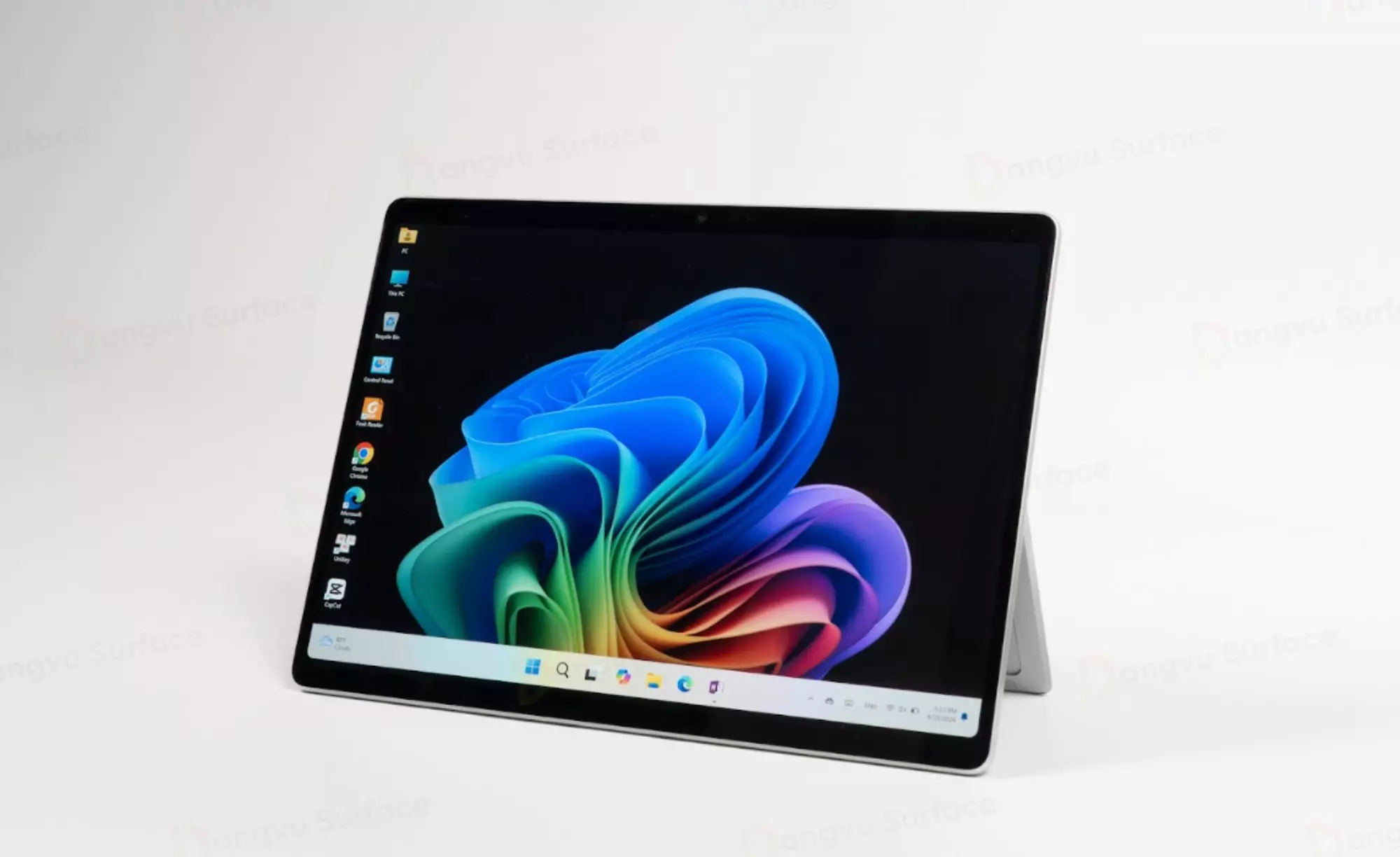 Microsoft Pro 11 chạy trên hệ điều hành Windows 11