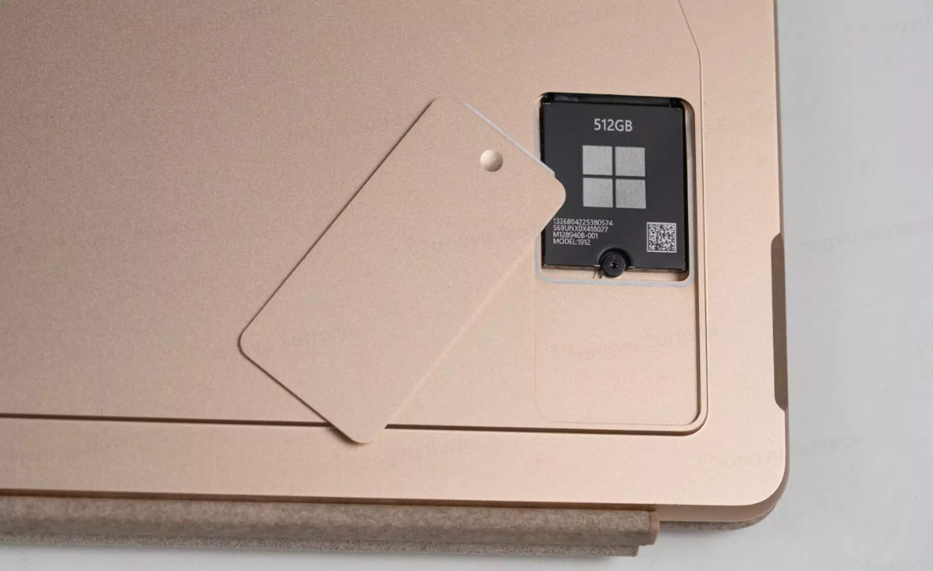 Khe cắm SSD có thể tháo rời dễ dàng