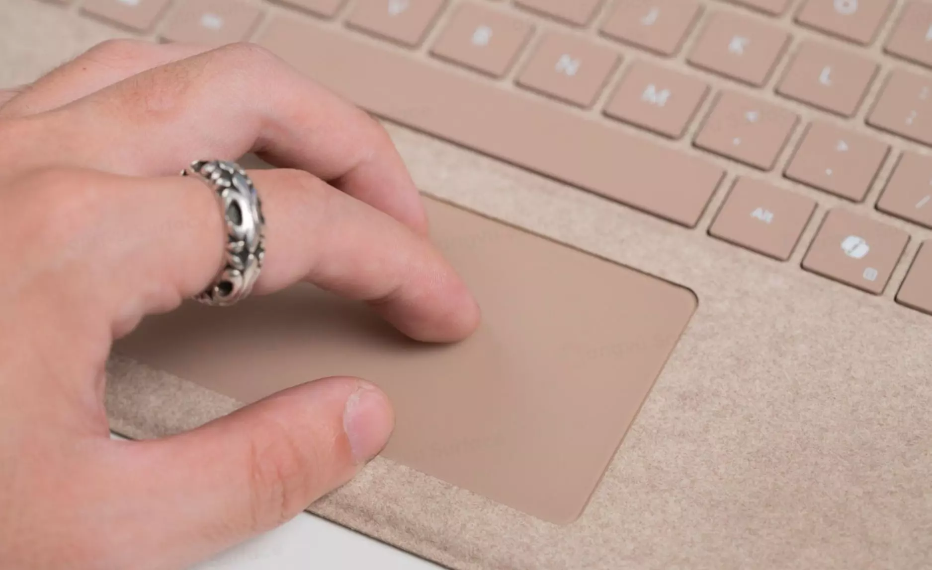 Trackpad mượt mà, phản hồi nhanh chóng