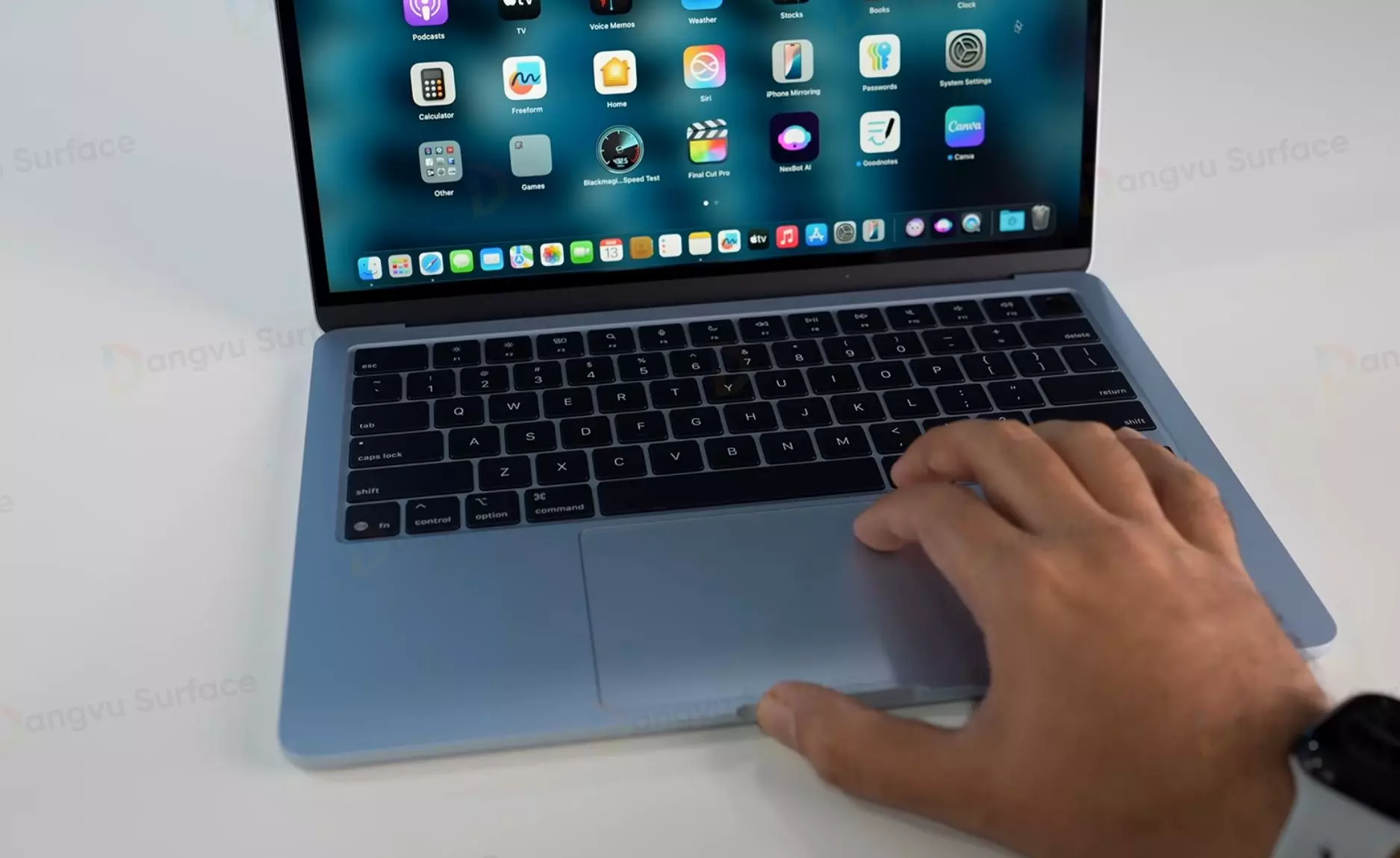 Phần trackpad hỗ trợ điều khiển con trỏ chính xác