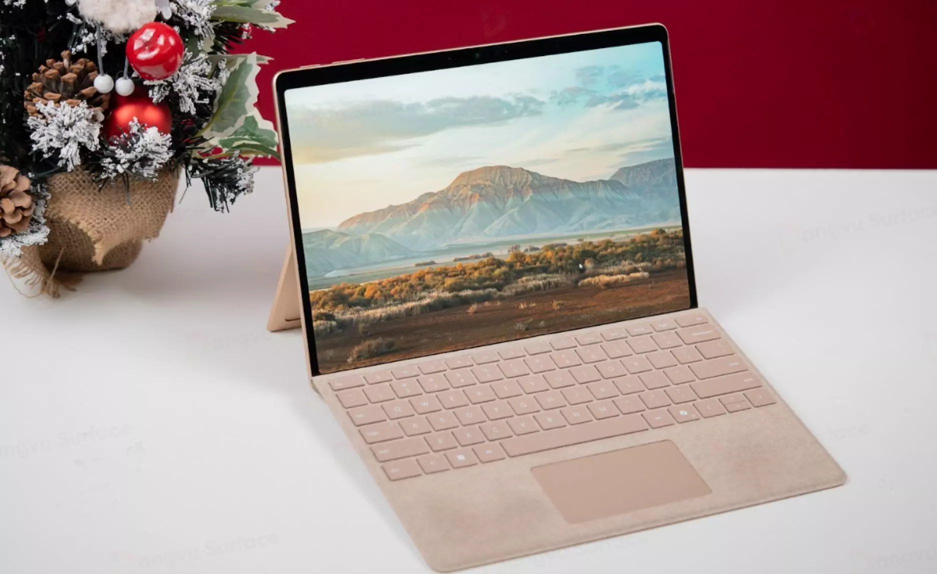Surface Pro 11 có tính di động cao hơn MacBook Air M4