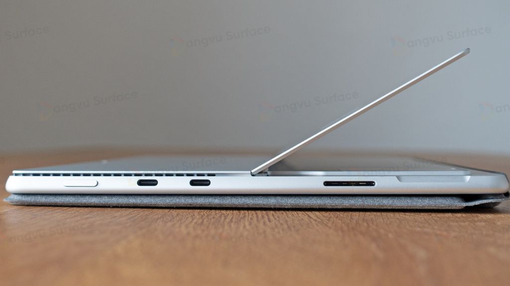 Hai cổng USB-C và Thunderbolt 4