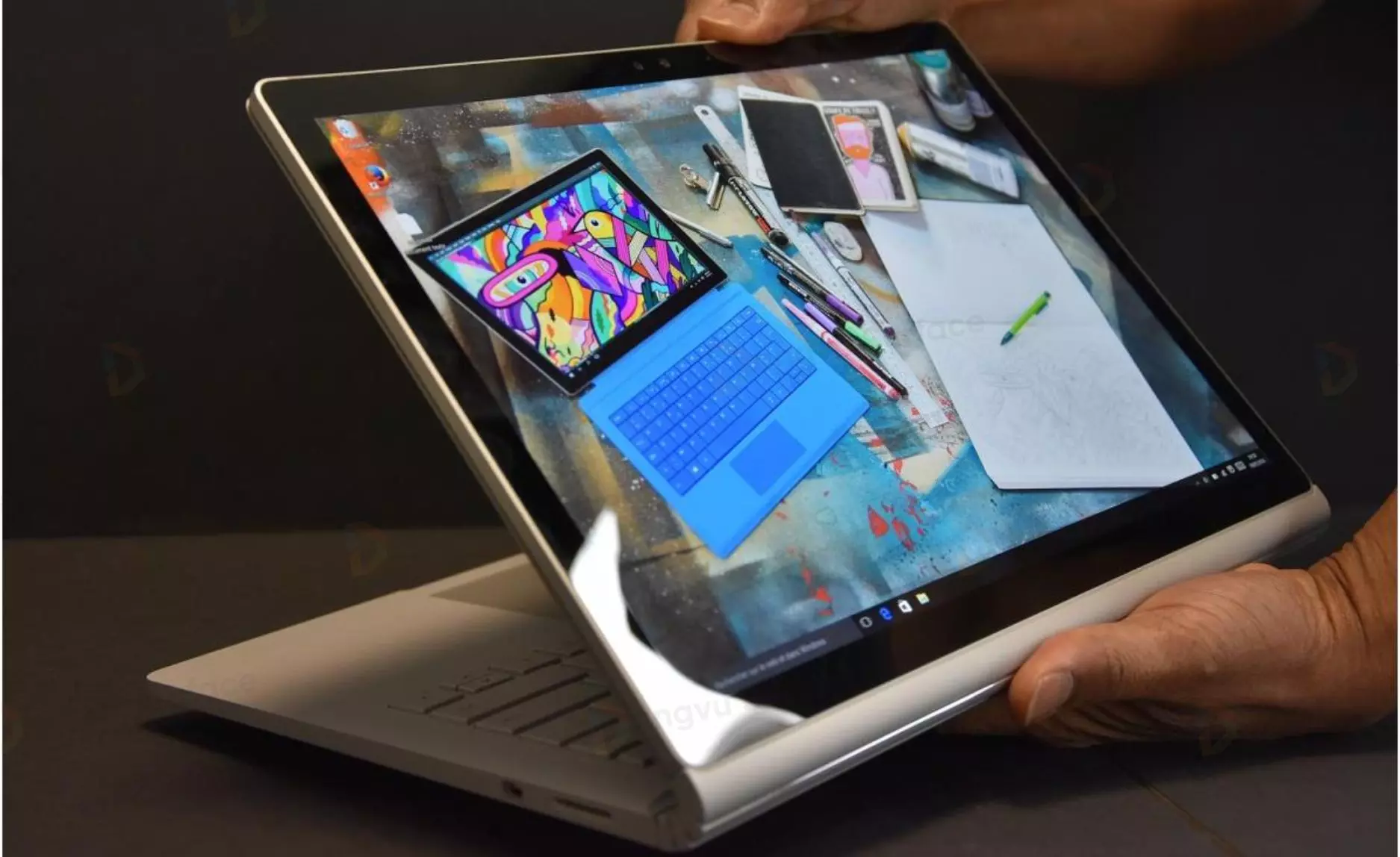Surface Book 1 khá gọn nhẹ, dễ dàng mang theo bên mình