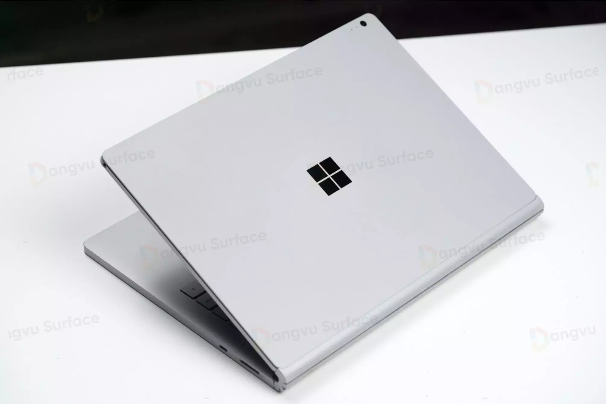 Surface Book 2 kế thừa thiết kế từ phiên bản tiền nhiệm