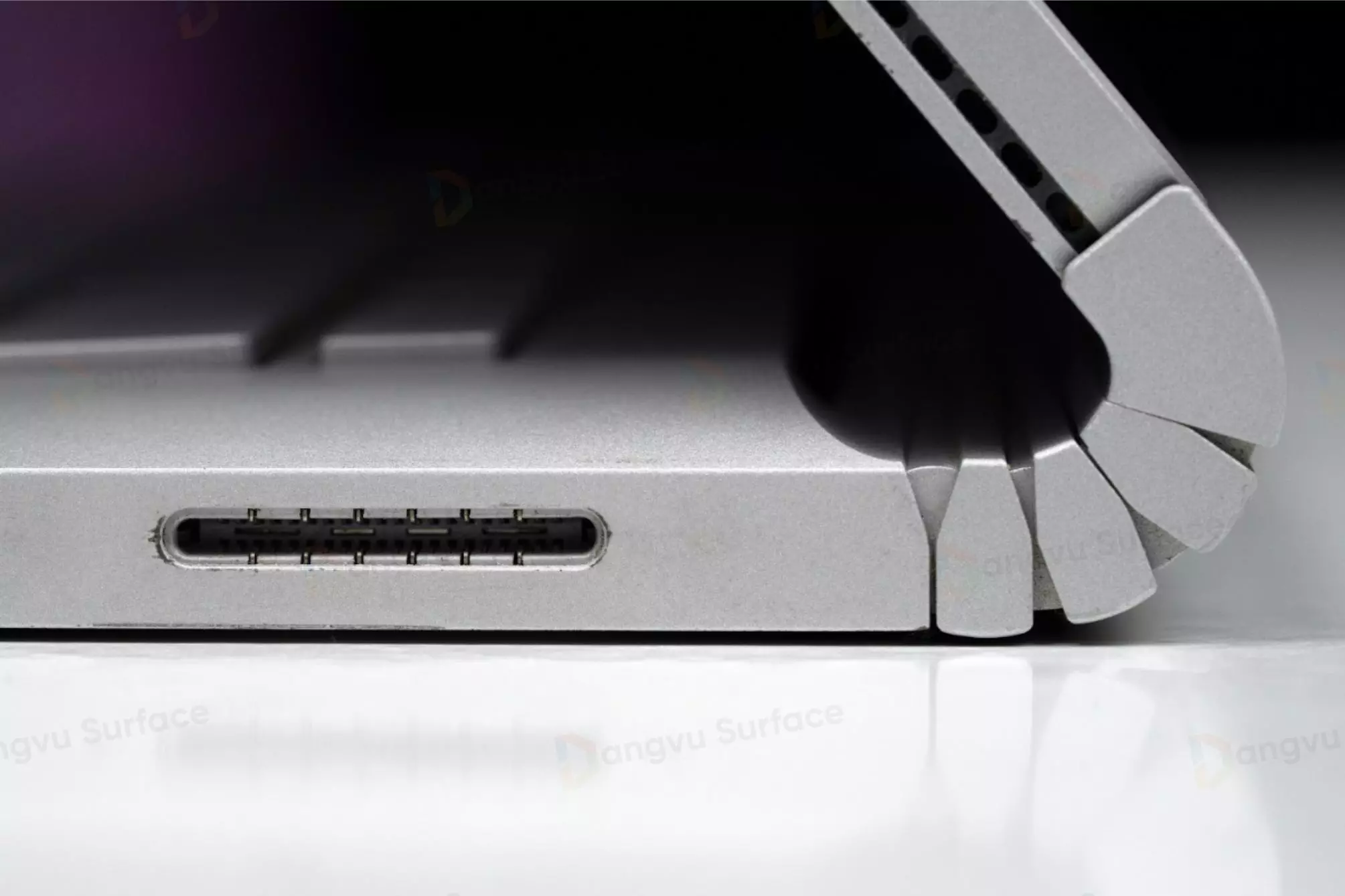 Kiểu bản lề đặc trưng của dòng Surface Book