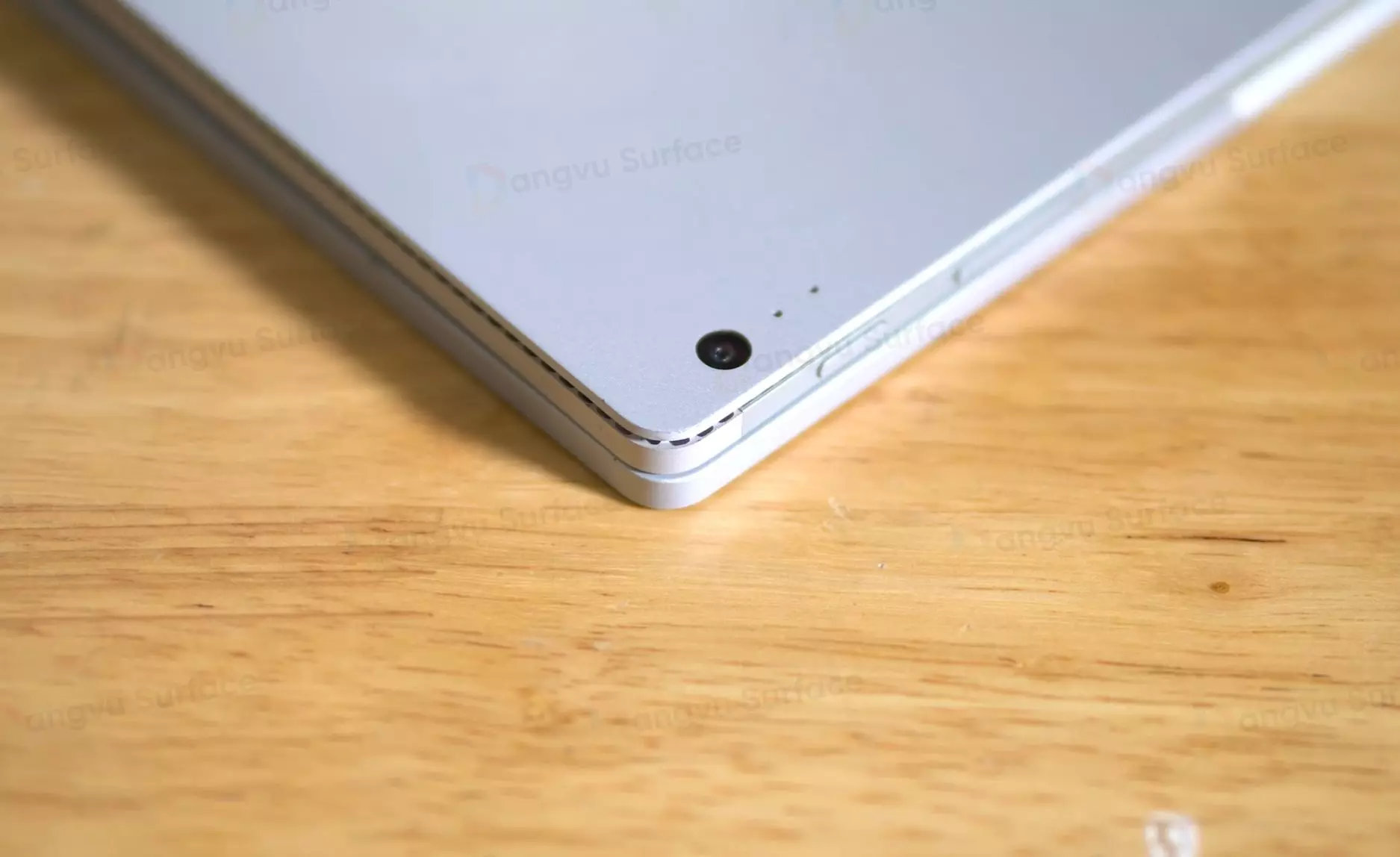 Camera sau của Surface Book 1