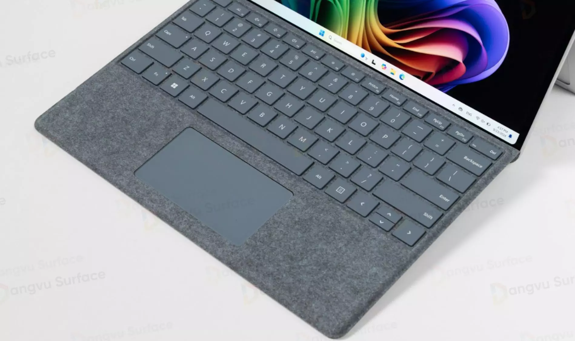 Surface Pro 11 sử dụng bàn phím rời Type Cover