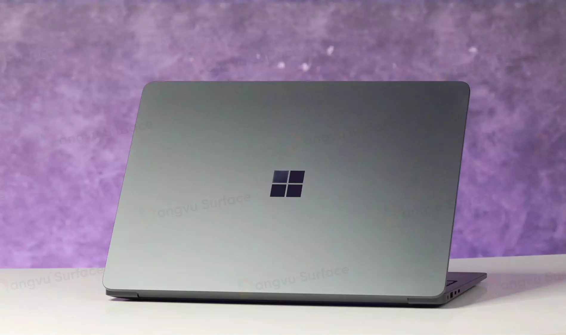 Surface Laptop 7 có thiết kế bền bỉ, chắc chắn hơn Pro 11
