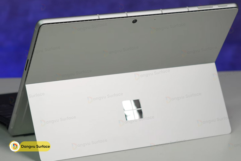 Camera sau Surface Pro 11 ở chính giữa trung tâm cạnh trên mặt sau
